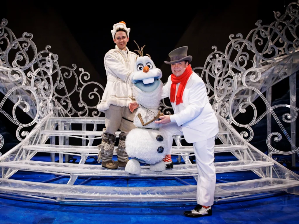Schneemannsammler Cornelius Grätz trifft Olaf aus dem Musical "Die Eiskönigin"
